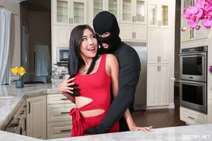 Người yêu của con trai không thể chịu được trước kỹ thuật tuyệt vời của bố khi Ông chồng đi vắng