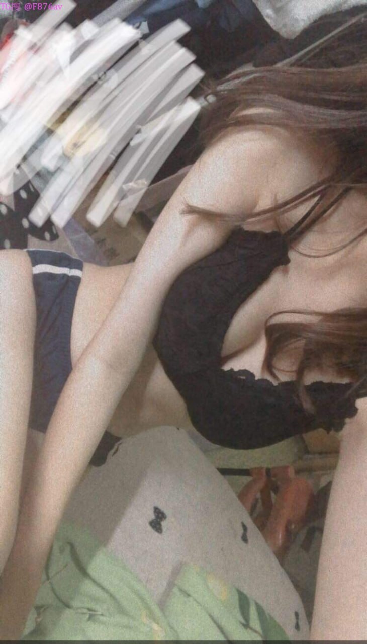 Nữ cảnh sát đã cứu sống cô và biểu cảm của cô vô cùng phấn khích. Cô ấy ủng hộ sex xe hơi cho đến 300 nữa